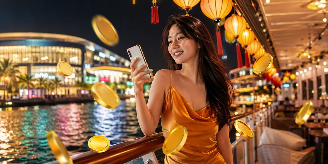 Người dùng Phú Quốc kiểm tra khuyến mãi và giải thưởng trên điện thoại ban đêm